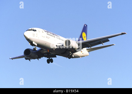 Boeing 737 operati da Lufthansa in avvicinamento all'aeroporto di Heathrow Foto Stock