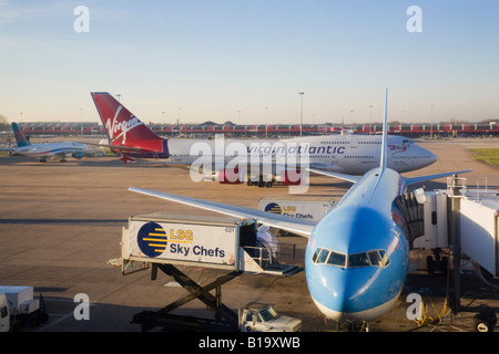 L'Aeroporto Internazionale di Manchester è a piano parcheggiato su asfalto a due terminali con i pasti che viene erogata. Manchester Inghilterra England Regno Unito Foto Stock