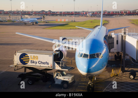 L'Aeroporto Internazionale di Manchester è a piano parcheggiato su asfalto a due terminali con i pasti che viene erogata. Manchester Inghilterra England Regno Unito Foto Stock