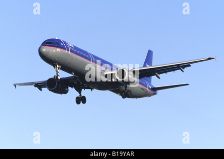 Airbus A321 azionato da BMI sulla rotta di avvicinamento all'aeroporto di Heathrow Foto Stock