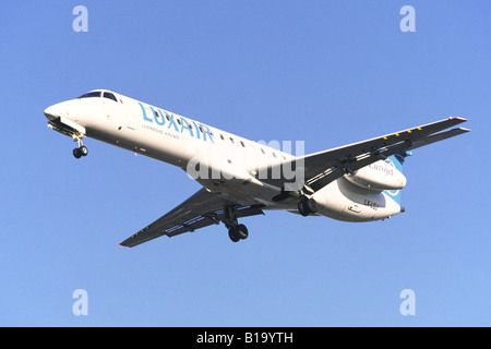 Embraer 145 azionato da Luxair sulla rotta di avvicinamento all'aeroporto di Heathrow Foto Stock