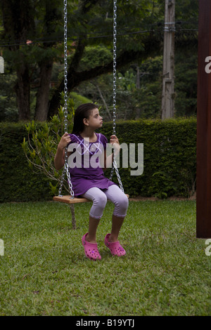 Ragazza sul distributore rotazione Foto Stock