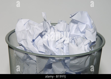 Cestino della carta straccia pieno di spazzatura Foto stock - Alamy