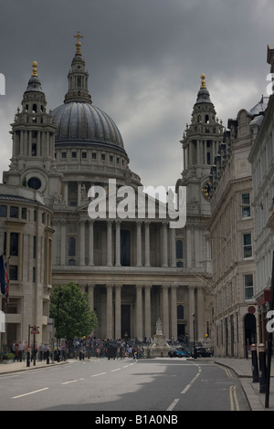 Un insolito vista della Cattedrale di San Paolo a Londra prese come la luce del sole si è rotto su un altro giorno nuvoloso. Foto Stock