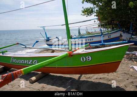 Indonesia Bali isola a nord Bali Lovina Beach tradizionali barche da pesca Jukung Foto Stock