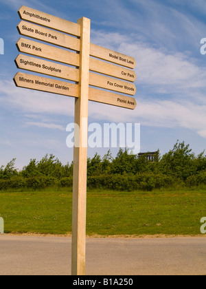 Più segnaletica in Country Park, Penshaw monumento in background. Foto Stock