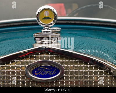 Vista ravvicinata di grill sulla Ford auto d'epoca. Foto Stock