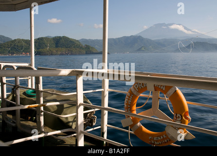 Indonesia Isola di Bali Padangbai vista del vulcano Agung dal traghetto per Lombok Foto Stock