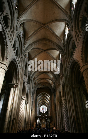 La navata centrale, la Cattedrale di Durham, Durham City, County Durham, Regno Unito. Foto Stock