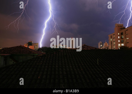 Tempesta e fulmini nella città di Panama, Repubblica di Panama. Foto Stock