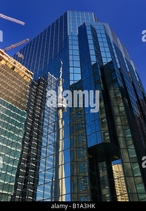 Cluster di blu Toronto highrise torri con CN tower riflessioni in vetro Foto Stock