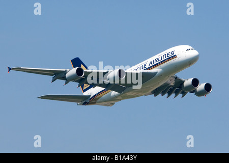 Airbus A380 azionato da Singapore Airlines arrampicata fuori dall aeroporto di Heathrow Foto Stock