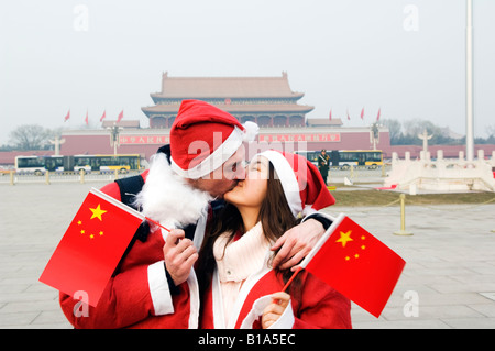 E stranieri residenti cinesi vestito come Santa il giorno di Natale di Piazza Tiananmen Pechino Cina MR Foto Stock