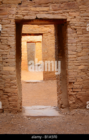 Portali in antichi Pueblo Bonito villaggio nel Chaco Canyon, Nuovo Messico, STATI UNITI D'AMERICA Foto Stock