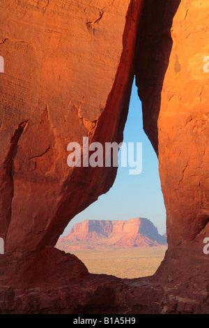 Lacrima arco nella Monument Valley, Arizona Foto Stock