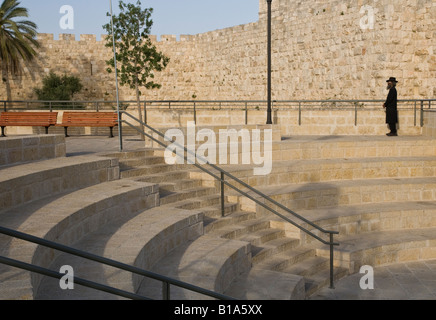 Israele Gerusalemme Tsahal pareti quadrate promenade ebreo ortodosso in piedi Foto Stock