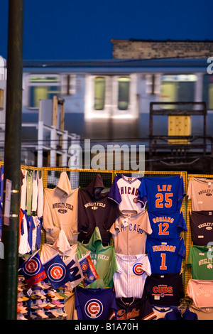 Un souvenir stand ad angolo di Waveland e Sheffield viali di Chicago, è la vendita di merce Cubs come un CTA treno El pa Foto Stock