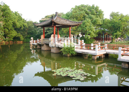 Giardino cinese sui piccoli isolotti di West Lake in Hangzhou Cina. Foto Stock