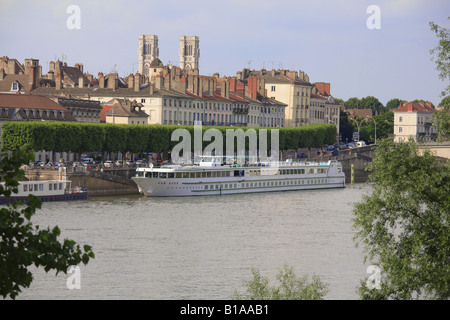 Chalon sur Saone con la Cattedrale di St Vincent in distanza. Foto Stock