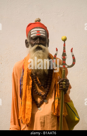 Un vagare sadhu in Kerala, India. Un devoto di Shiva, l'uomo porta un Trident, un simbolo di Shiva. Foto Stock