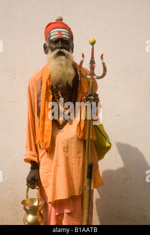 Un vagare sadhu in Kerala, India. Un devoto di Shiva, l'uomo porta un Trident, un simbolo di Shiva. Foto Stock