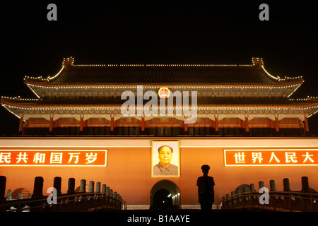 La Porta della Pace Celeste, Piazza Tiananmen, Pechino, Cina (notte) Foto Stock