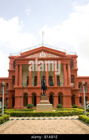 Il rosso facciata greco-romano di Attara Kacheri, lo stato di alta corte in Bangalore, Karnataka. Foto Stock