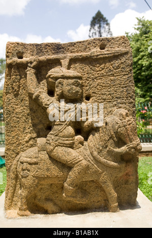 La scultura di un guerriero al di fuori dell'Venkatappa Galleria d'Arte e Museo di governo a Bangalore in India. Foto Stock