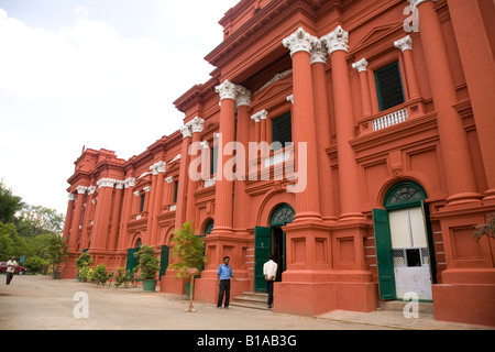 Il rosso architettura classica facciata del Museo di governo a Bangalore in India. Foto Stock