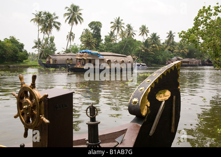 Una casa galleggiante su uno dei canali vicino a Alappuzha in Kerala, India. Foto Stock