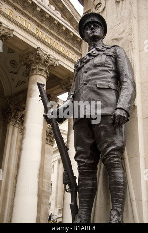 La statua di un soldato della città di Londra War Memorial presso il Royal Exchange di Londra, Inghilterra. Foto Stock