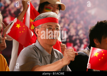 Un vecchio uomo tifo in stadium Foto Stock