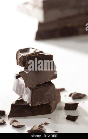 Ammucchiati uno pezzetti di cioccolato (verticale) Foto Stock