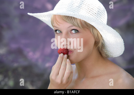 Teen mangiare fragole Foto Stock