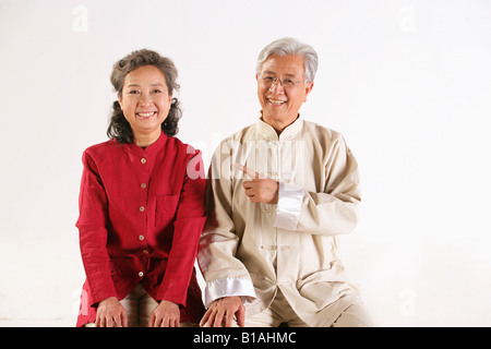 Vecchia coppia seduti insieme Foto Stock