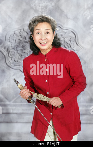 Oriental senior woman dancing con la spada Foto Stock