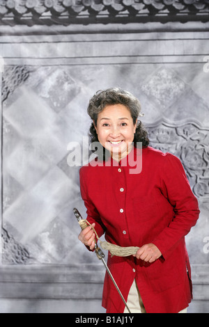 Oriental senior woman dancing con la spada Foto Stock