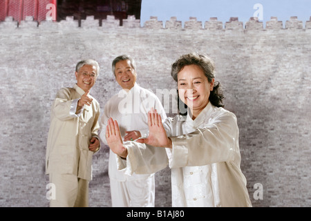 Tre oriental senior adulti facendo Taijiquan Foto Stock