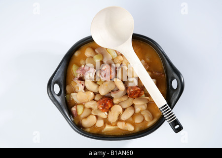 Vista zenitale di burro fagioli con chorizo, pancetta e orecchie di maiale Foto Stock