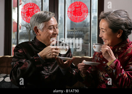 Il cinese coppia matura bere il tè Foto Stock