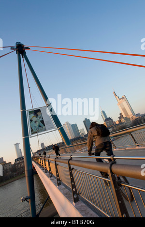 In Germania, di Francoforte sul Meno, biker crossing Holbeinsteg Foto Stock