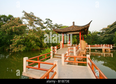 Giardino cinese sui piccoli isolotti di West Lake in Hangzhou, Cina . Foto Stock