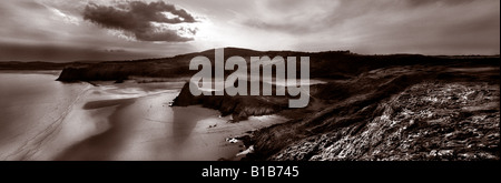 Un bianco e nero seppia immagine guardando verso il basso sulla Three Cliffs Bay sulla Penisola di Gower nel Galles del Sud. Formato panoramico Foto Stock