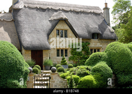 Un cottage con tetto di paglia nella città di Chipping Campden in GLOUCESTERSHIRE REGNO UNITO Foto Stock