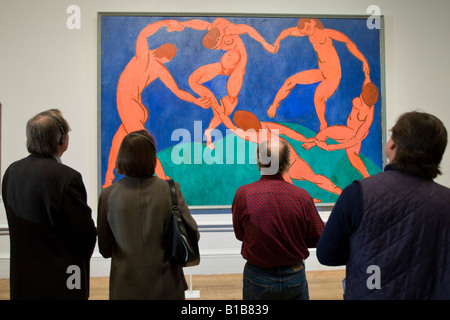 I visitatori della Royal Academy Gallery di Londra guarda la danza di un dipinto dal pittore francese Henri Matisse Foto Stock