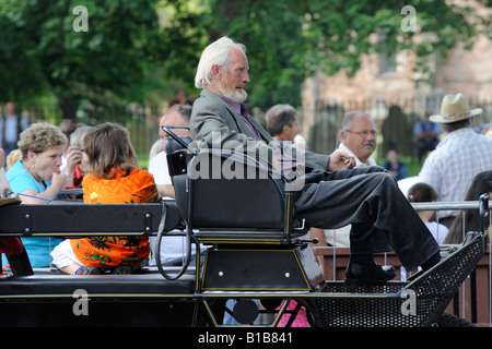 Gli spettatori a Appleby Horse Fair. Appleby-in-Westmoreland, Cumbria, England, Regno Unito, Europa. Foto Stock