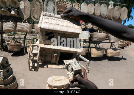 Articoli in paglia in vendita in un negozio di souvenir artigianale in Malawi Africa Foto Stock