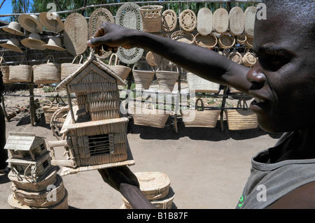 Articoli in paglia in vendita in un negozio di souvenir artigianale in Malawi Africa Foto Stock