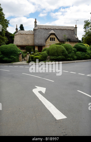 Una freccia che indica di girare a destra su una strada principale a Chipping Campden, GLOUCESTERSHIRE REGNO UNITO. Foto Stock