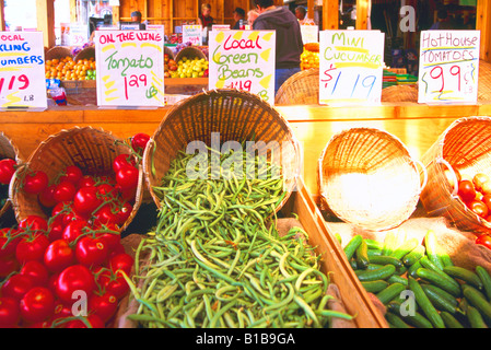 Duncan, Isola di Vancouver, BC, British Columbia, Canada - Mercato Agricolo, prodotti locali freschi pomodori, fagioli e verdure per la vendita Foto Stock